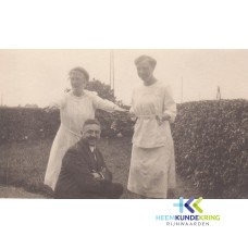 br132 Willem Bruns met twee bruidsmeisjes, Mieke en Leonie